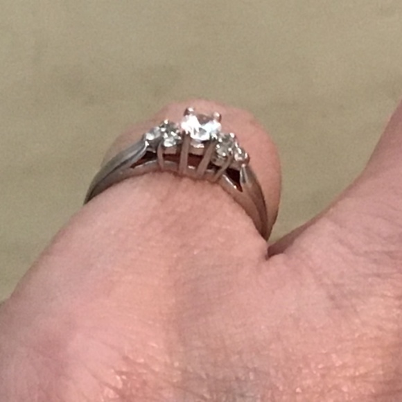 10k White Gold Ring Not Sure If Its Diamond - Picture 10 of 10